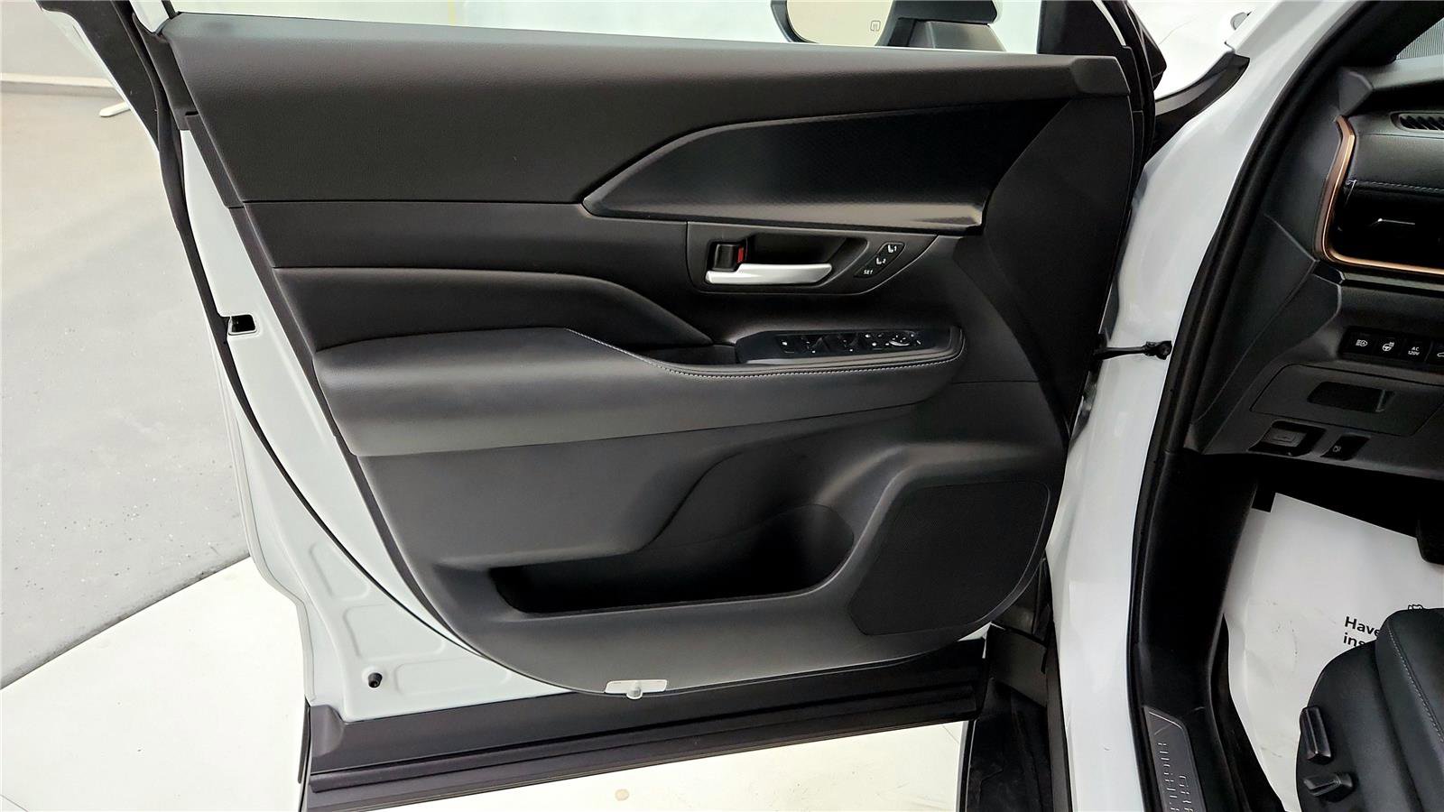 Used 2024 Toyota Grand Highlander AWD Hybrid image 23