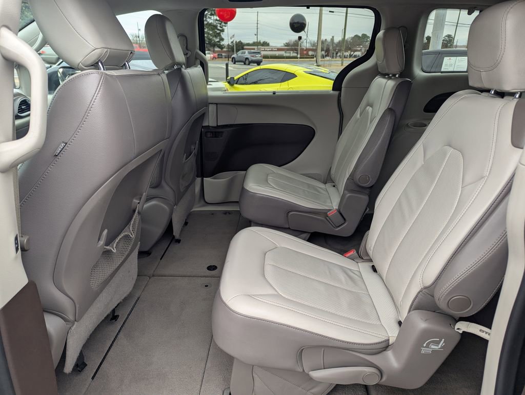 Used 2018 Chrysler Pacifica Touring-L image 10