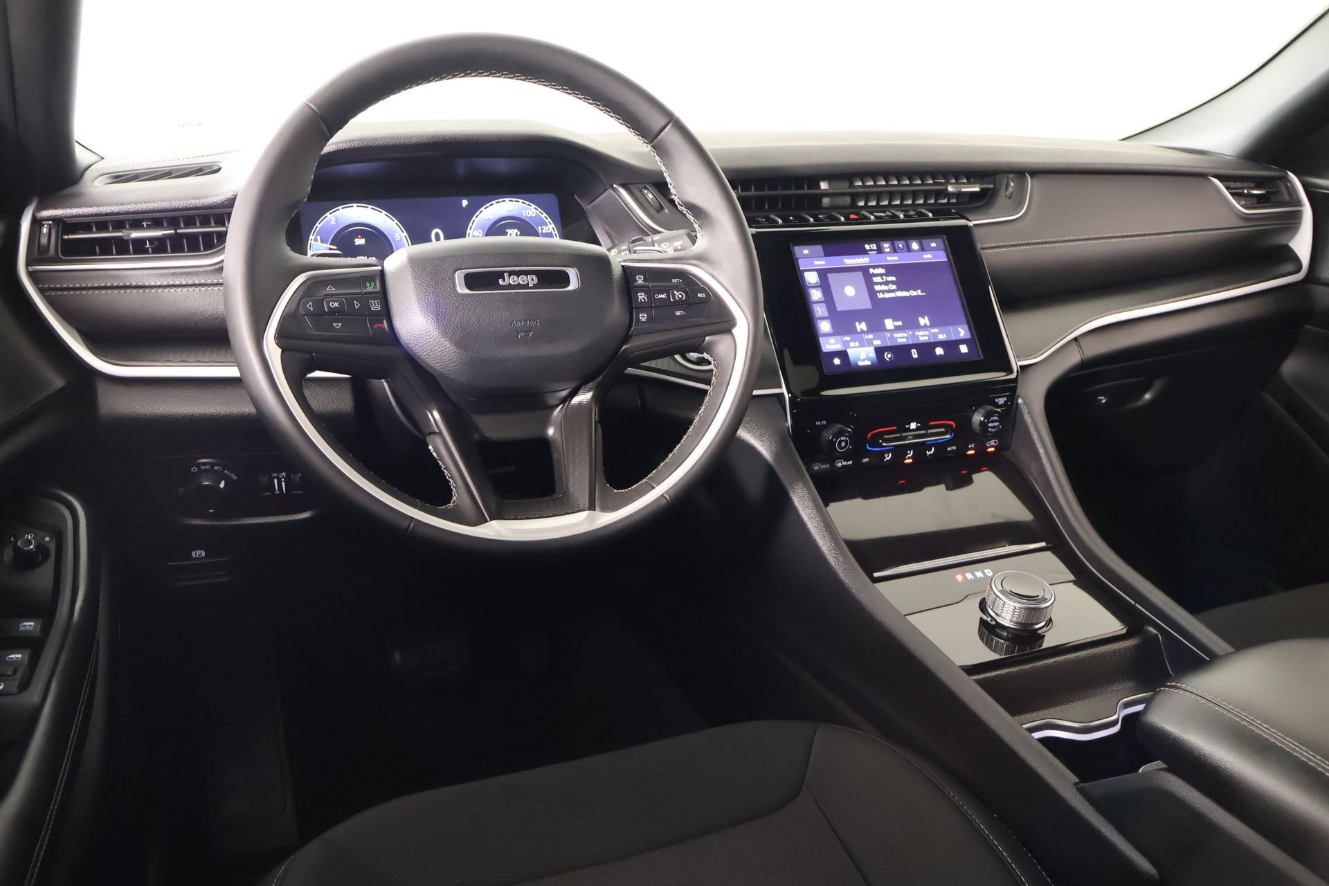 Used 2025 Jeep Grand Cherokee Laredo X RWD image 2