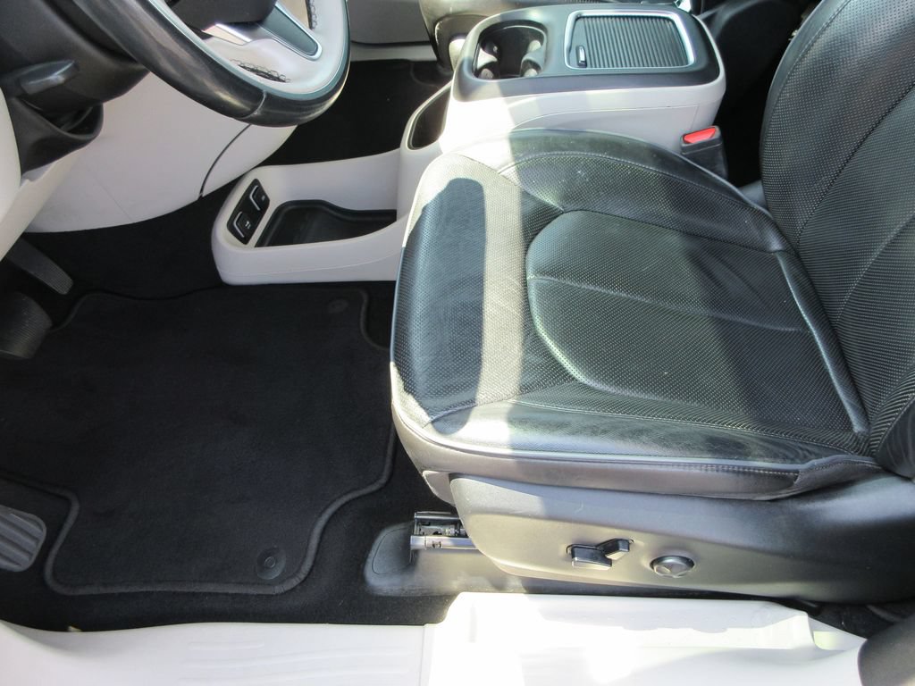 Used 2020 Chrysler Pacifica Limited FWD image 21