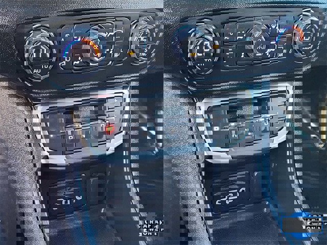 Used 2024 GMC Terrain SLT image 17