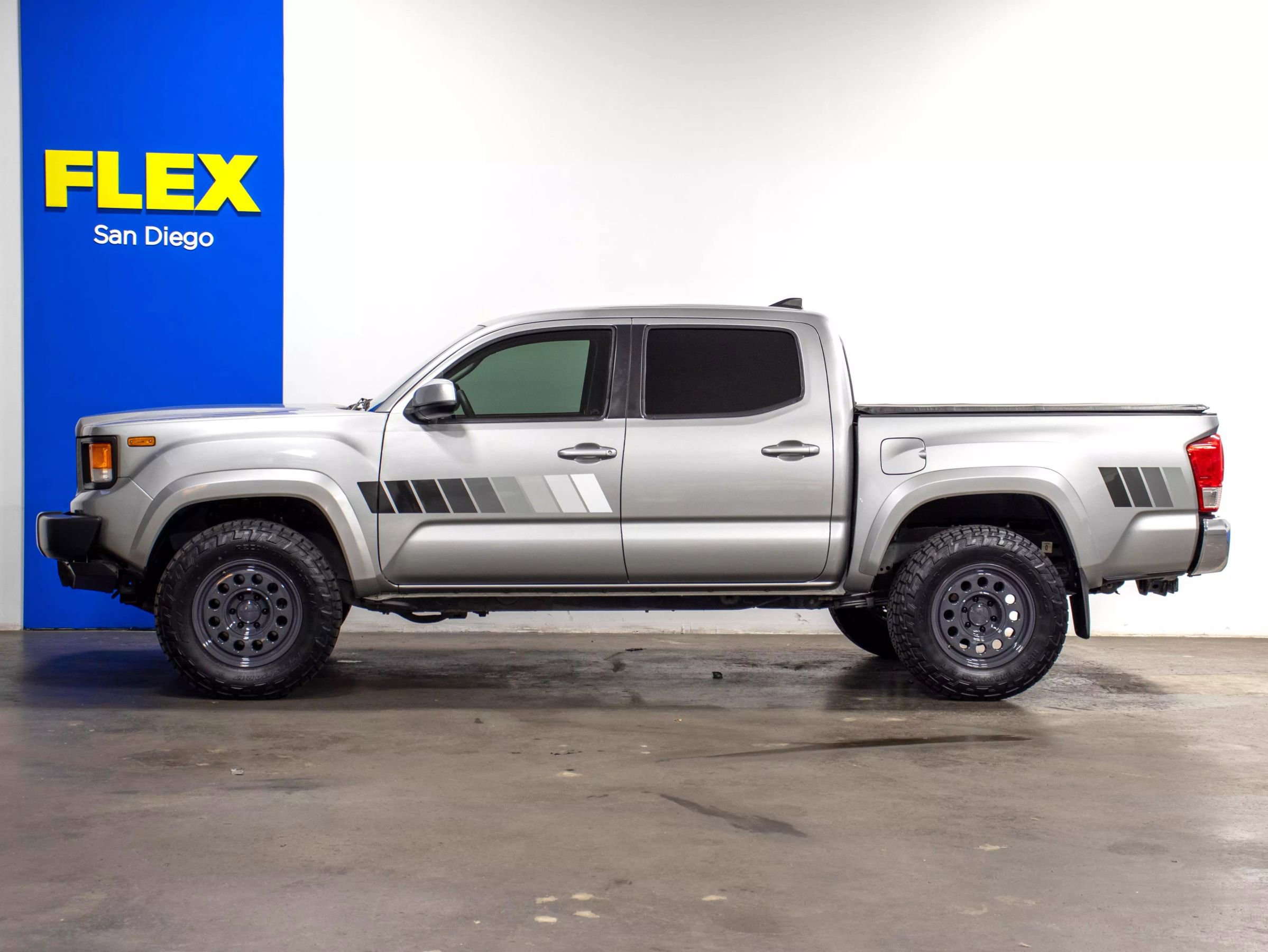 Used 2017 Toyota Tacoma SR5 image 2