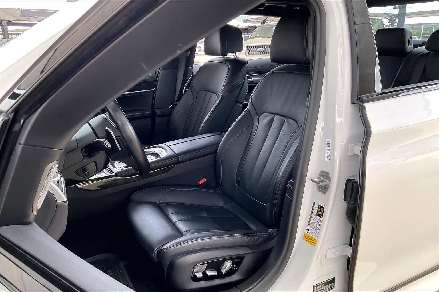 Used 2022 BMW 740i w/ M Sport Package image 8
