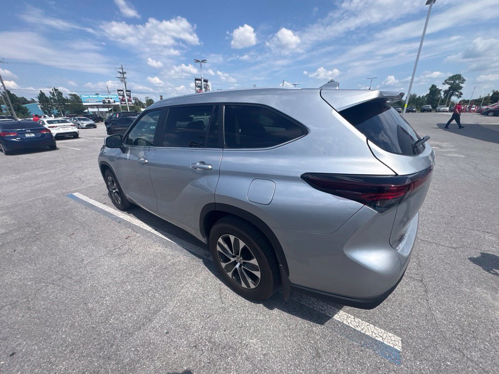 Used 2024 Toyota Highlander XLE FWD image 21