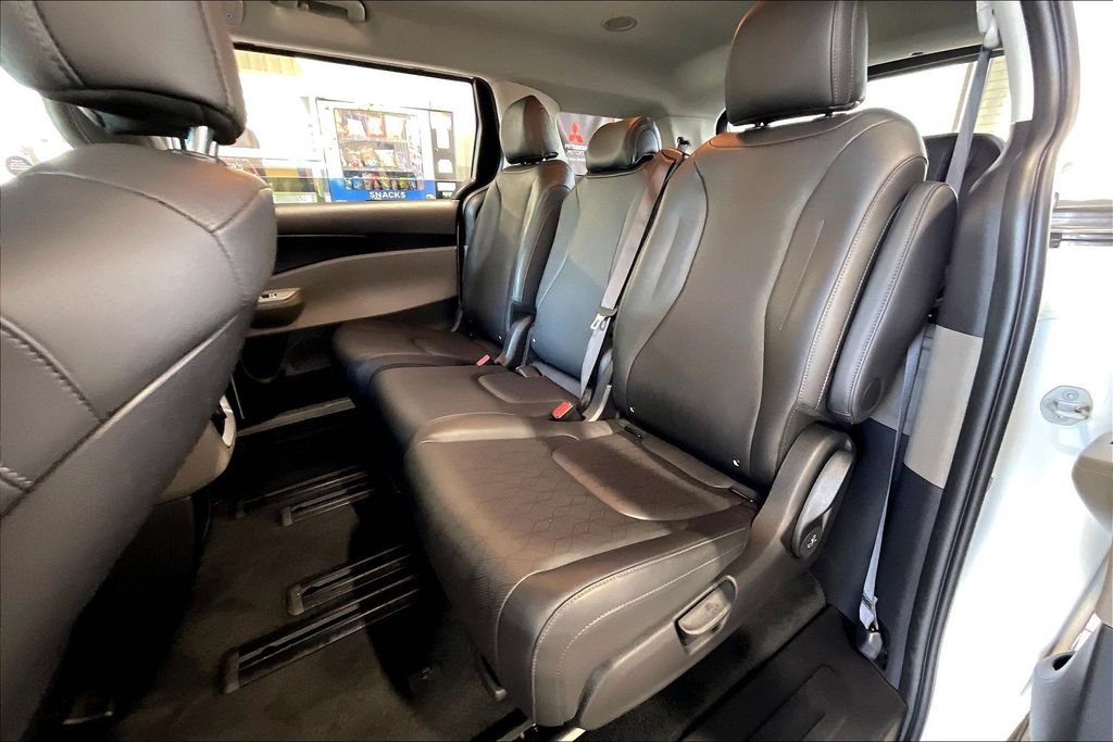 Used 2026 Kia Carnival FWD image 14