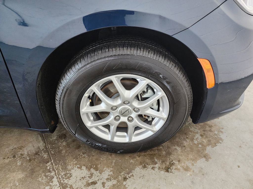 Used 2025 Chrysler Pacifica Select FWD image 36