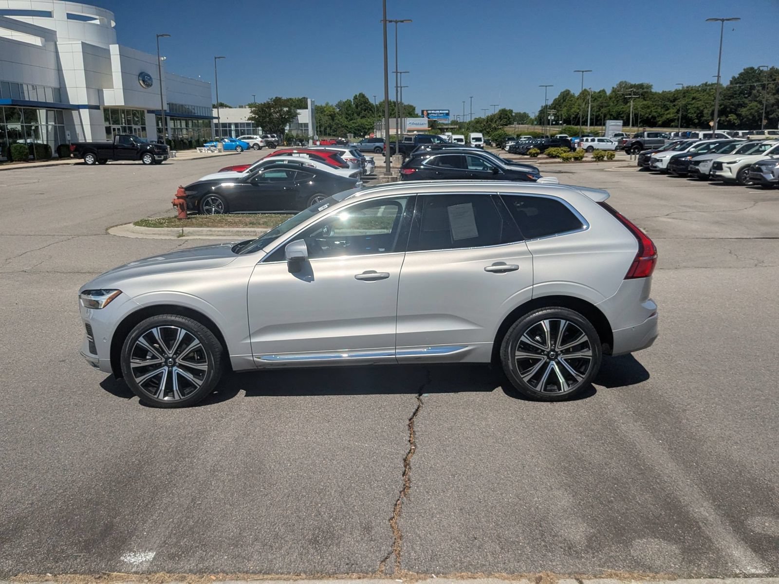 Used 2023 Volvo XC60 B5 Ultimate w/ Climate Package FWD image 6