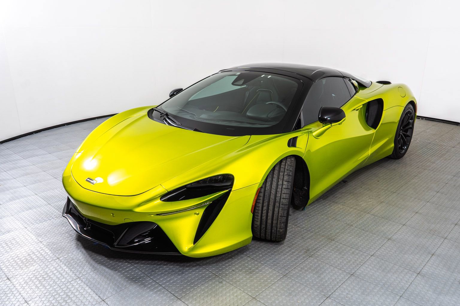 Used 2025 McLaren Artura Spider image 46