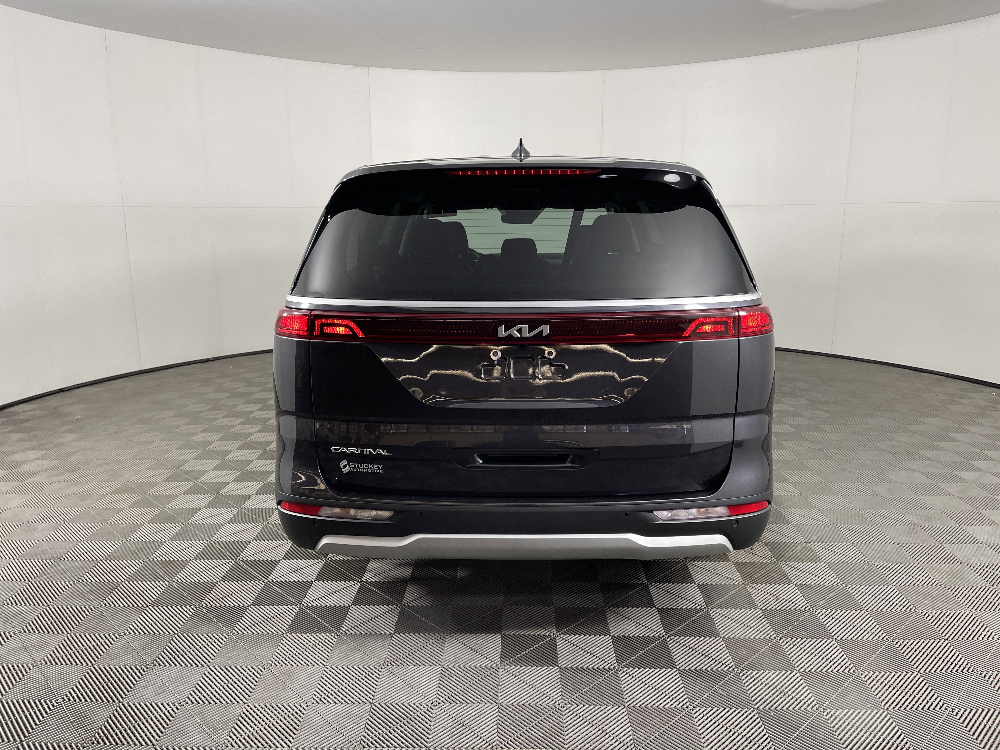 Used 2023 Kia Carnival LX image 4