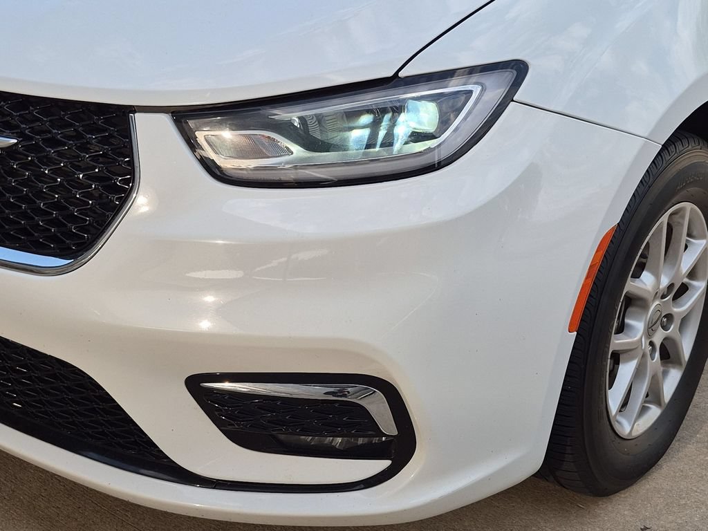 Used 2023 Chrysler Pacifica Touring-L FWD image 12