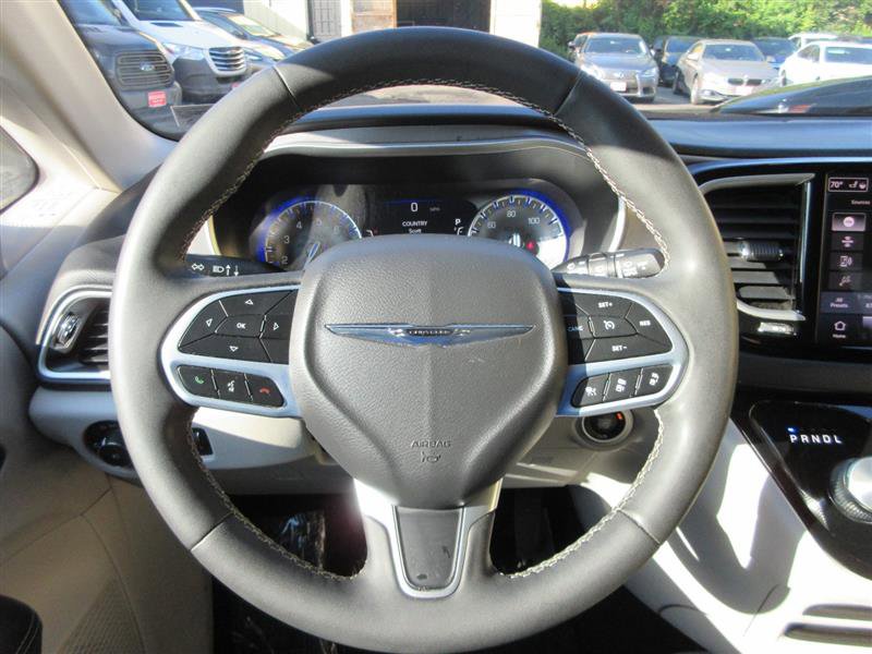 Used 2023 Chrysler Pacifica Touring-L FWD image 14