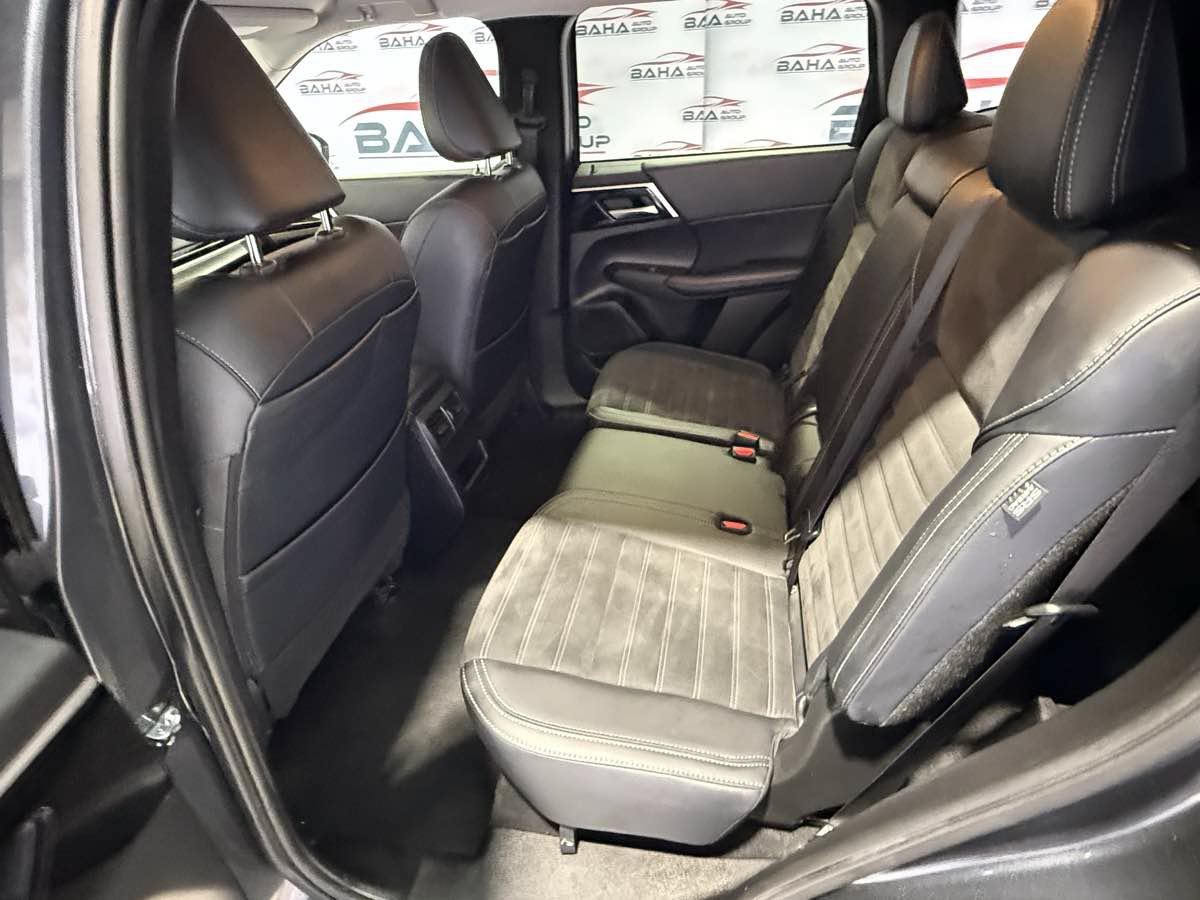 Used 2024 Mitsubishi Outlander AWD image 38