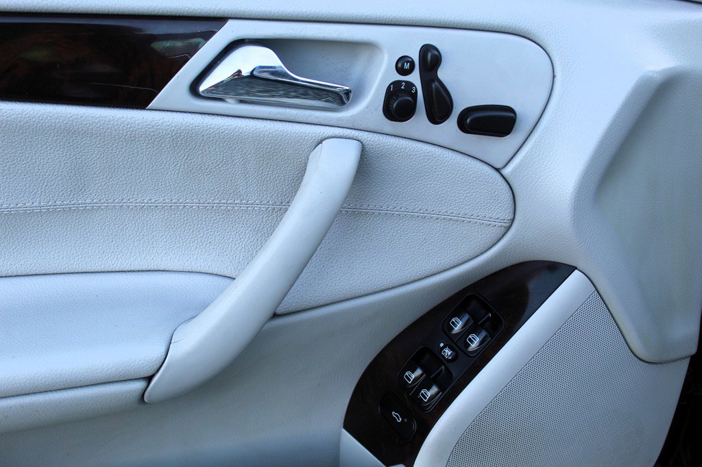 Used 2005 Mercedes-Benz C 320 Sedan image 9