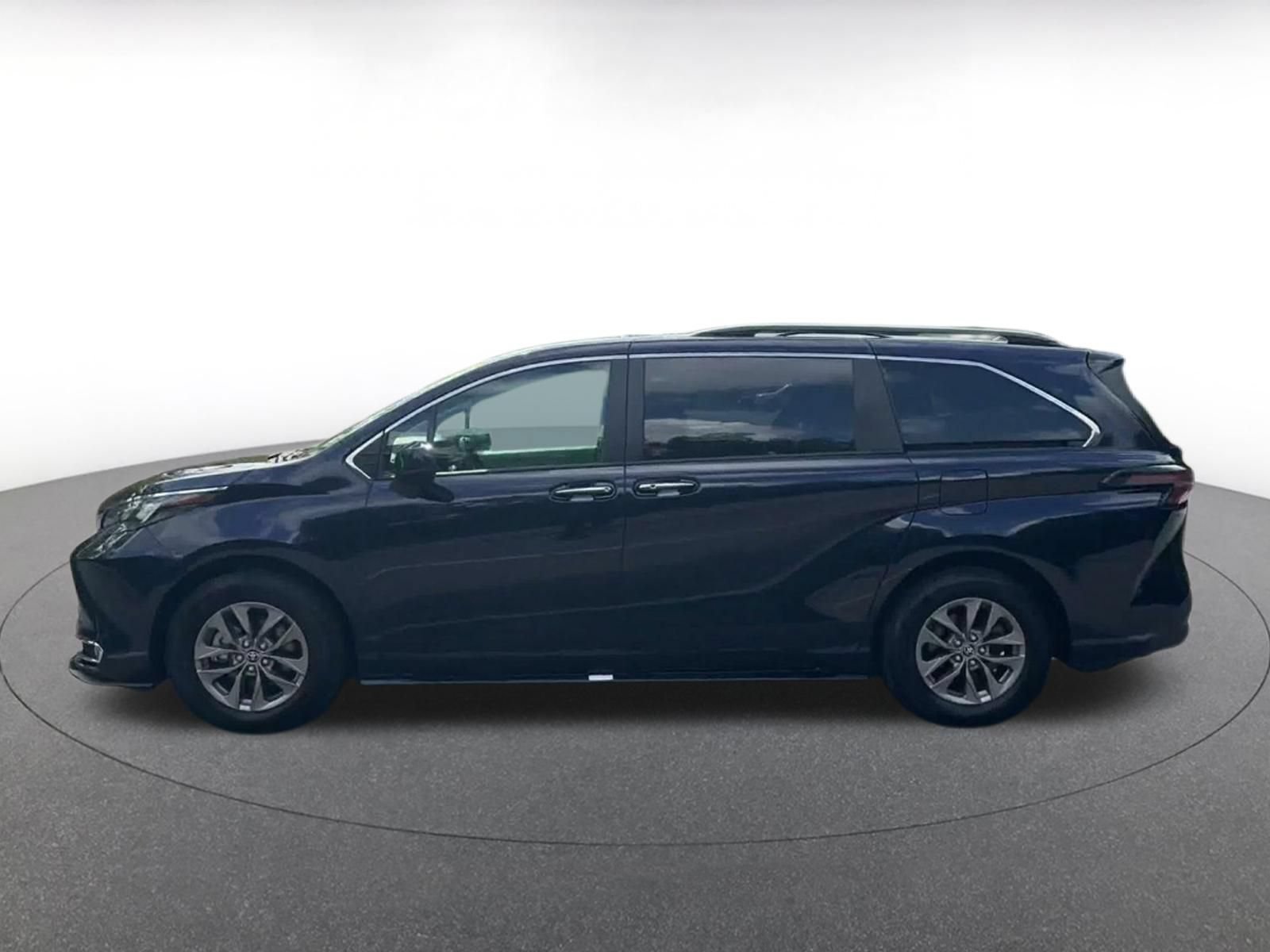 Used 2024 Toyota Sienna XLE FWD image 8