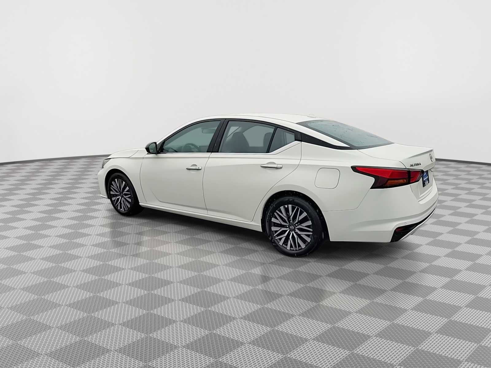 Used 2025 Nissan Altima 2.5 SV FWD image 6