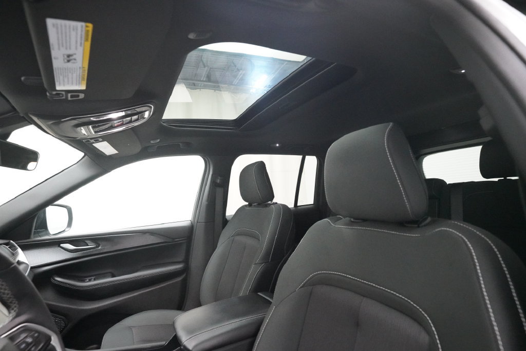 Used 2025 Jeep Grand Cherokee Laredo X w/ Luxury Tech Group I AWD/4WD image 31