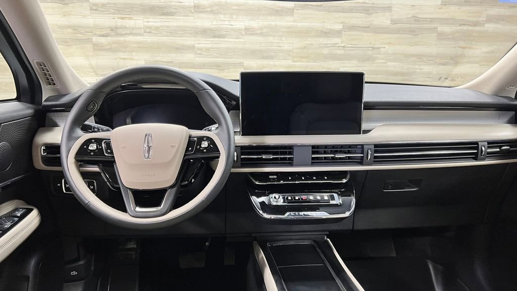 Used 2025 Lincoln Corsair AWD image 2