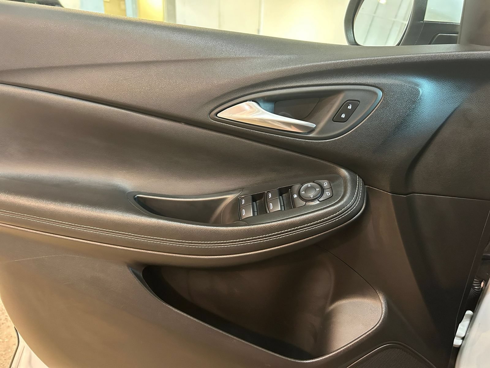 Used 2025 Buick Encore GX Preferred AWD/4WD image 18