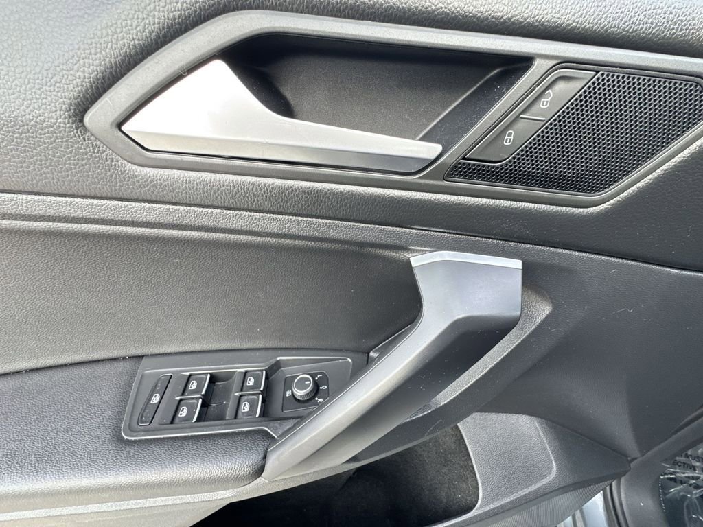 Used 2021 Volkswagen Tiguan SE image 15