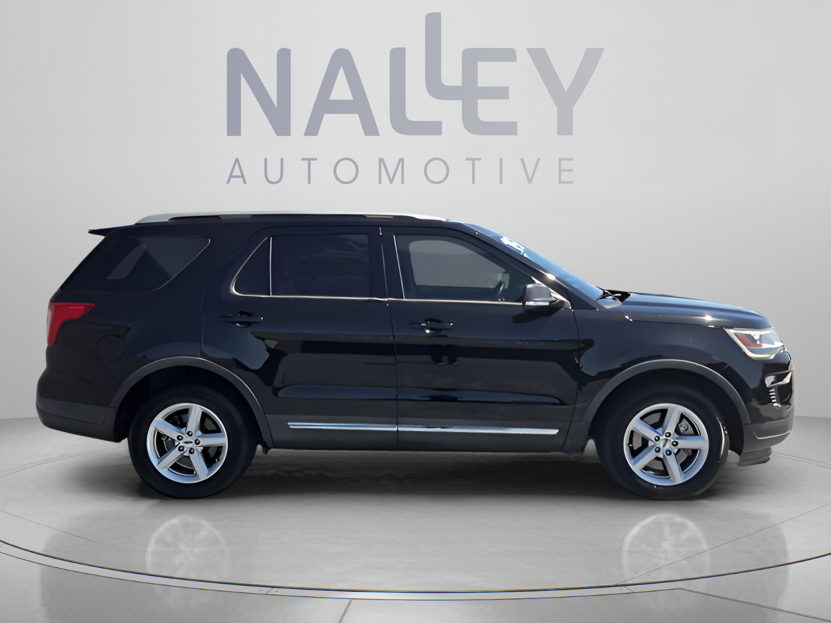 Used 2019 Ford Explorer XLT w/ Equipment Group 202A FWD image 6