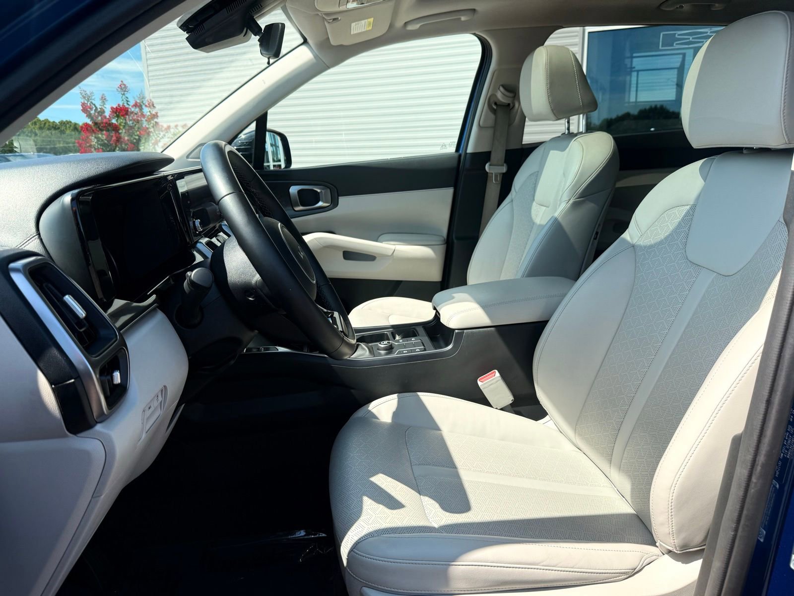 Used 2023 Kia Sorento S w/ Panoramic Sunroof Package image 10