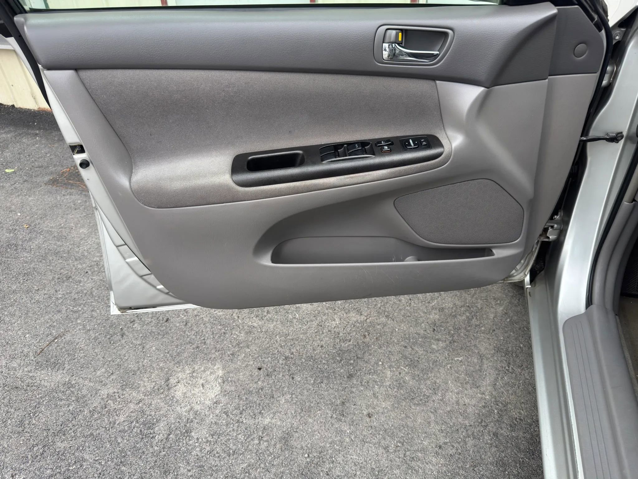 Used 2006 Toyota Camry LE FWD image 2