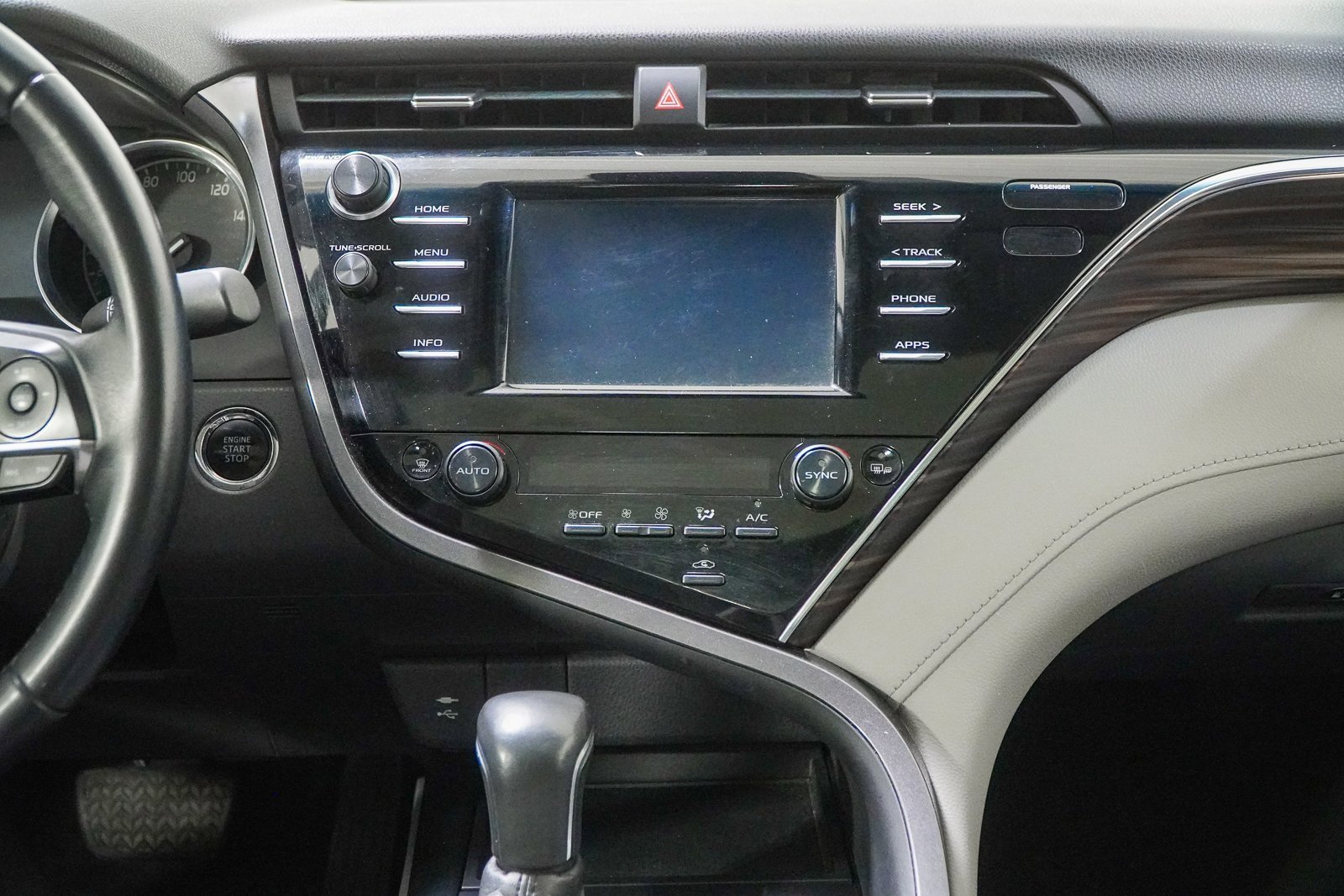 Used 2018 Toyota Camry XLE image 27