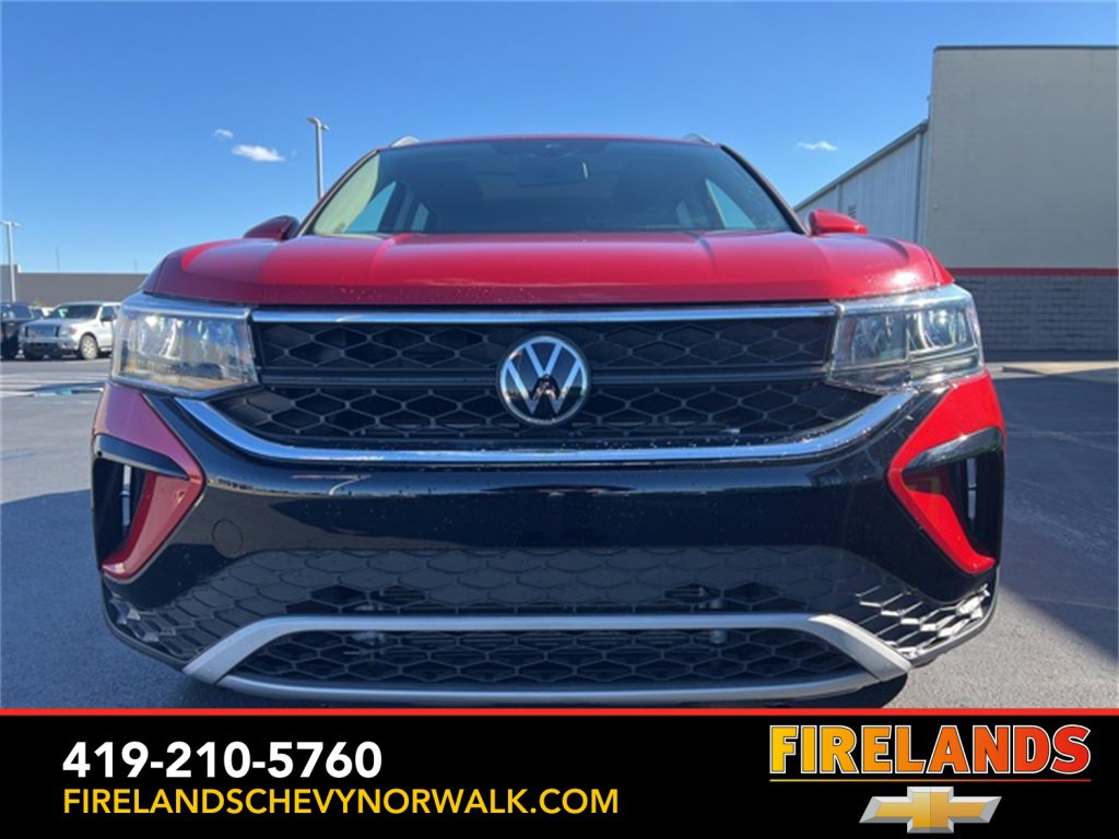 Used 2022 Volkswagen Taos SE w/ Panoramic Sunroof Package image 2