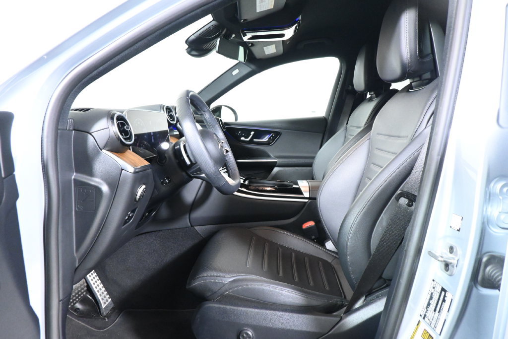 Used 2025 Mercedes-Benz GLC 300 4MATIC image 3