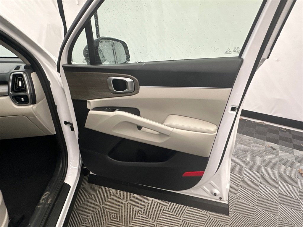 Used 2022 Kia Sorento EX w/ Panoramic Sunroof Package image 15