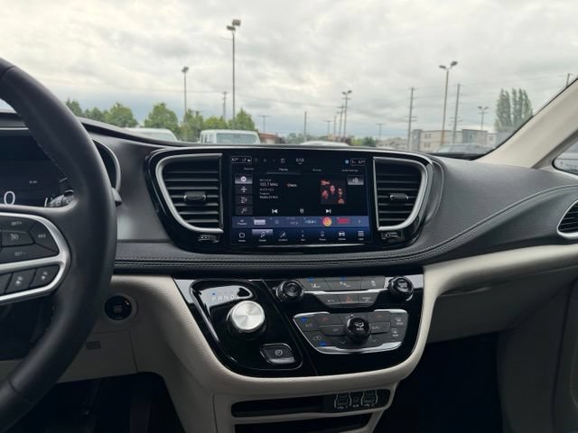 Used 2024 Chrysler Pacifica Limited FWD image 21
