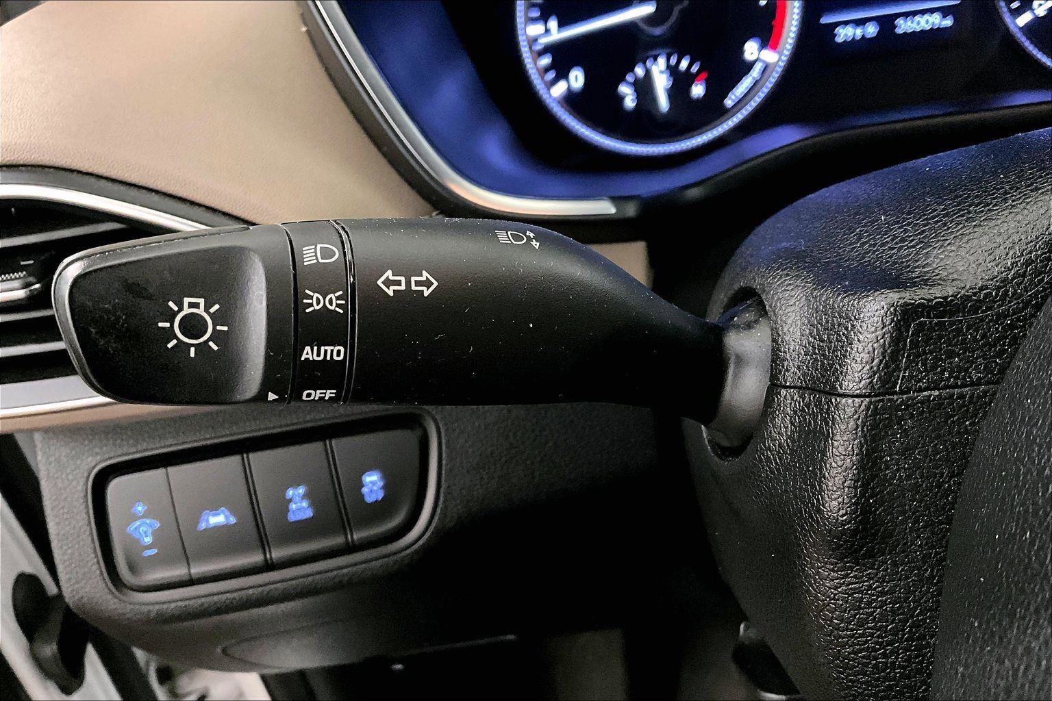 Used 2020 Hyundai Santa Fe SE image 30