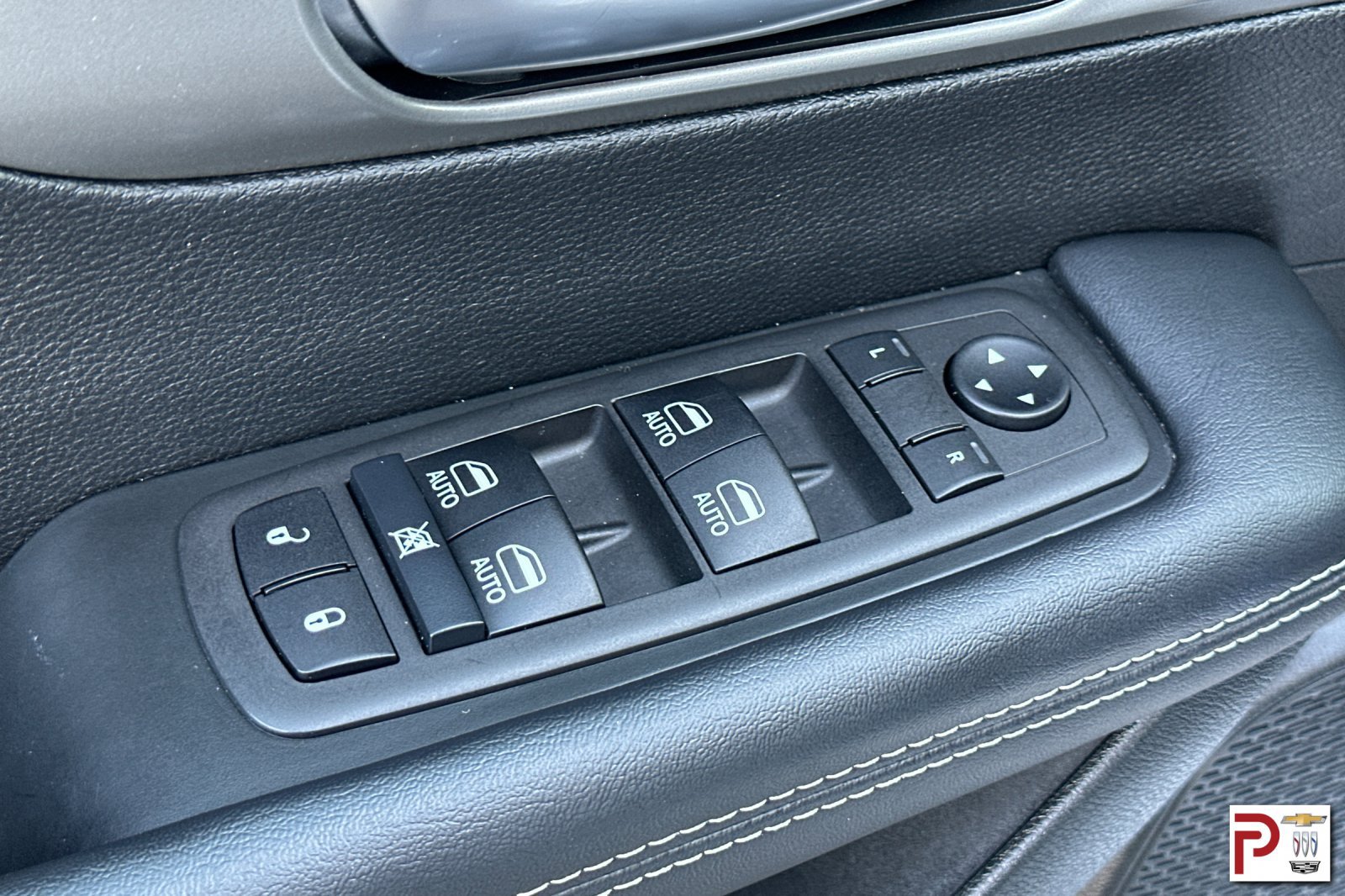 Used 2025 Chrysler Pacifica Select FWD image 12