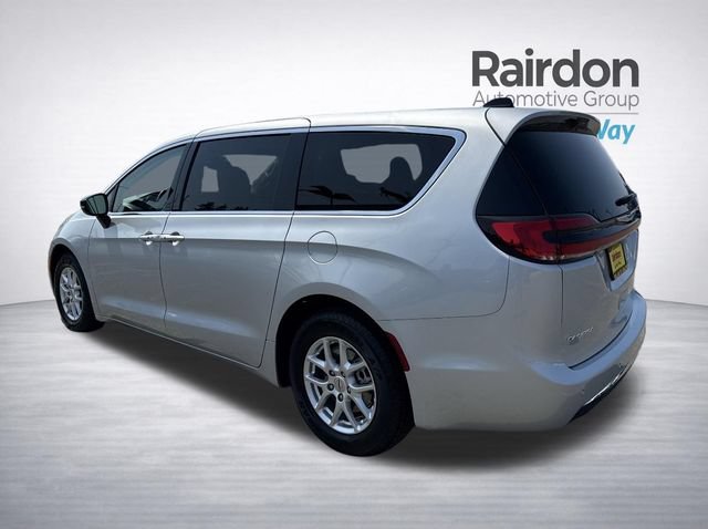 Used 2024 Chrysler Pacifica Touring-L FWD image 5