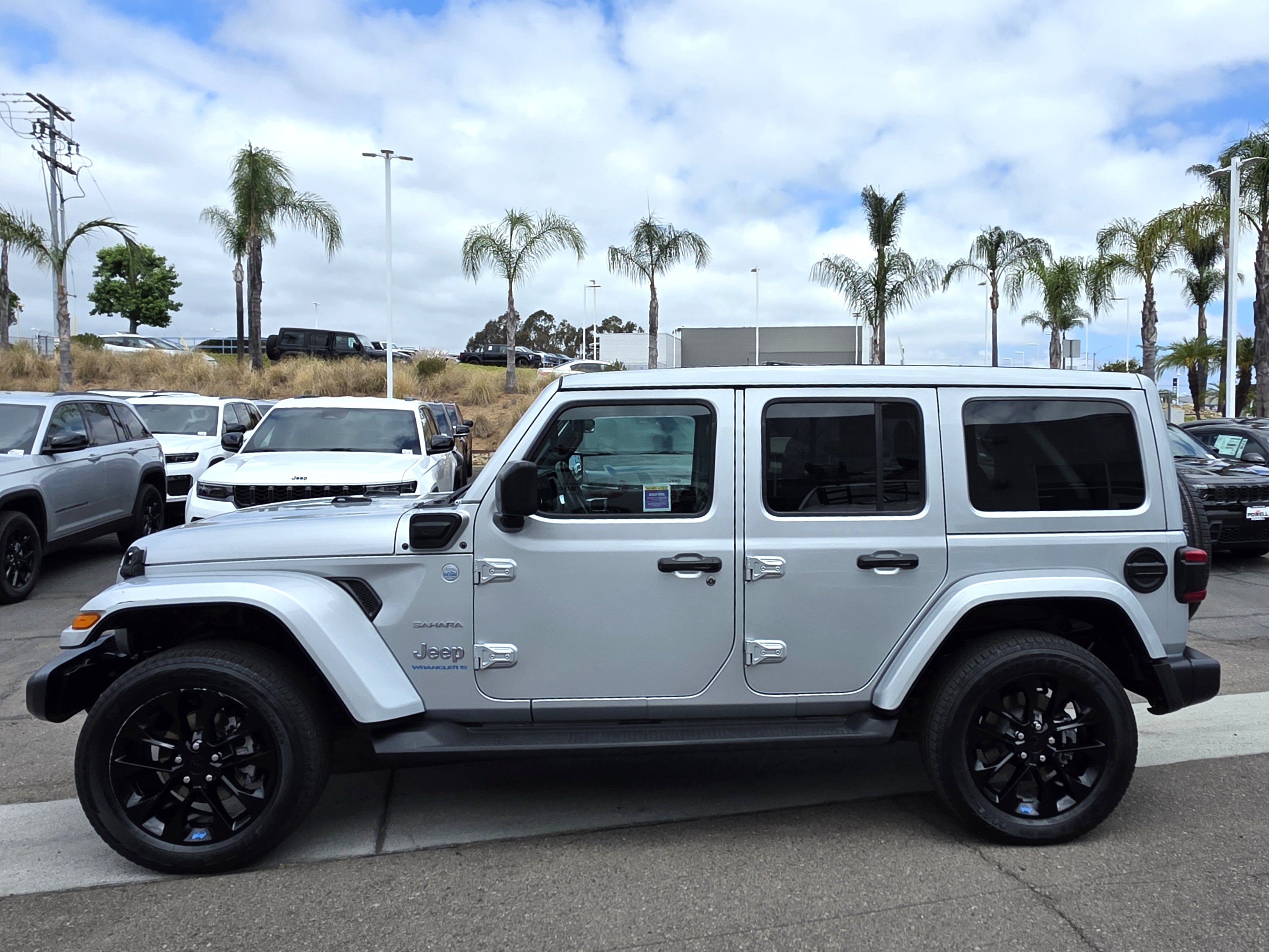 Used 2023 Jeep Wrangler Unlimited Sahara w/ Cold Weather Group AWD/4WD image 2