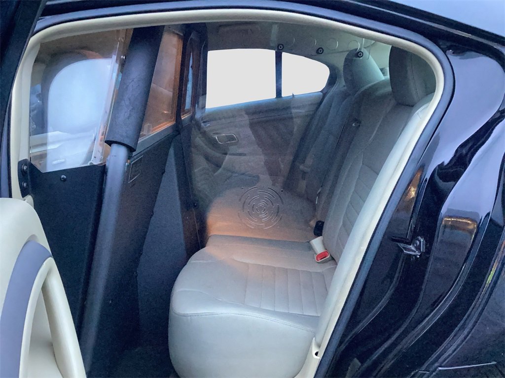 Used 2016 Ford Taurus SE image 13