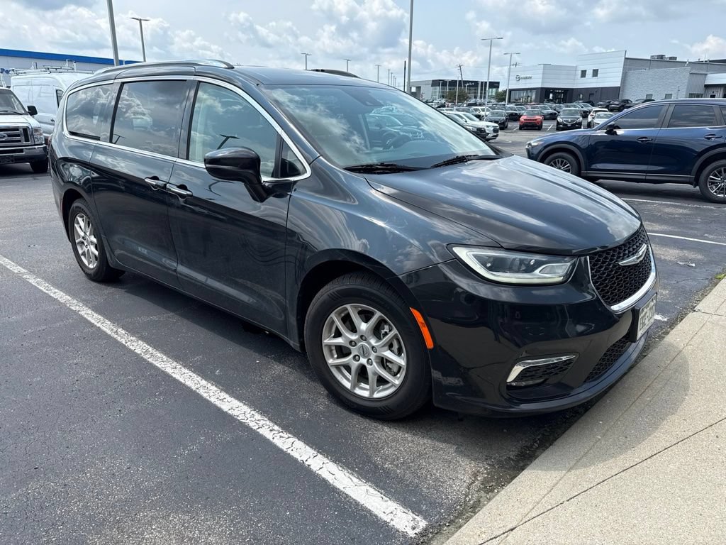 Used 2021 Chrysler Pacifica Touring-L FWD image 3