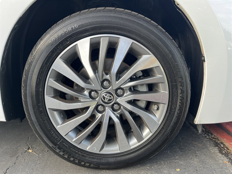 Used 2018 Toyota Corolla XLE w/ Carpet Mat Package (TMS) FWD image 15