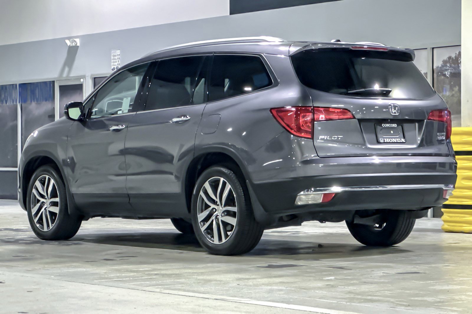 Used 2017 Honda Pilot Touring image 3