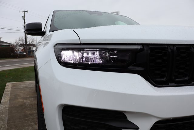 New 2025 Jeep Grand Cherokee Altitude image 4