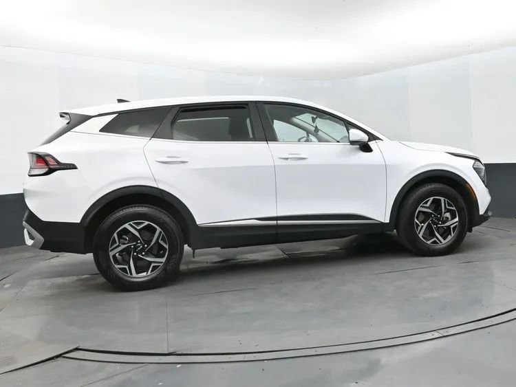 Used 2025 Kia Sportage LX image 4