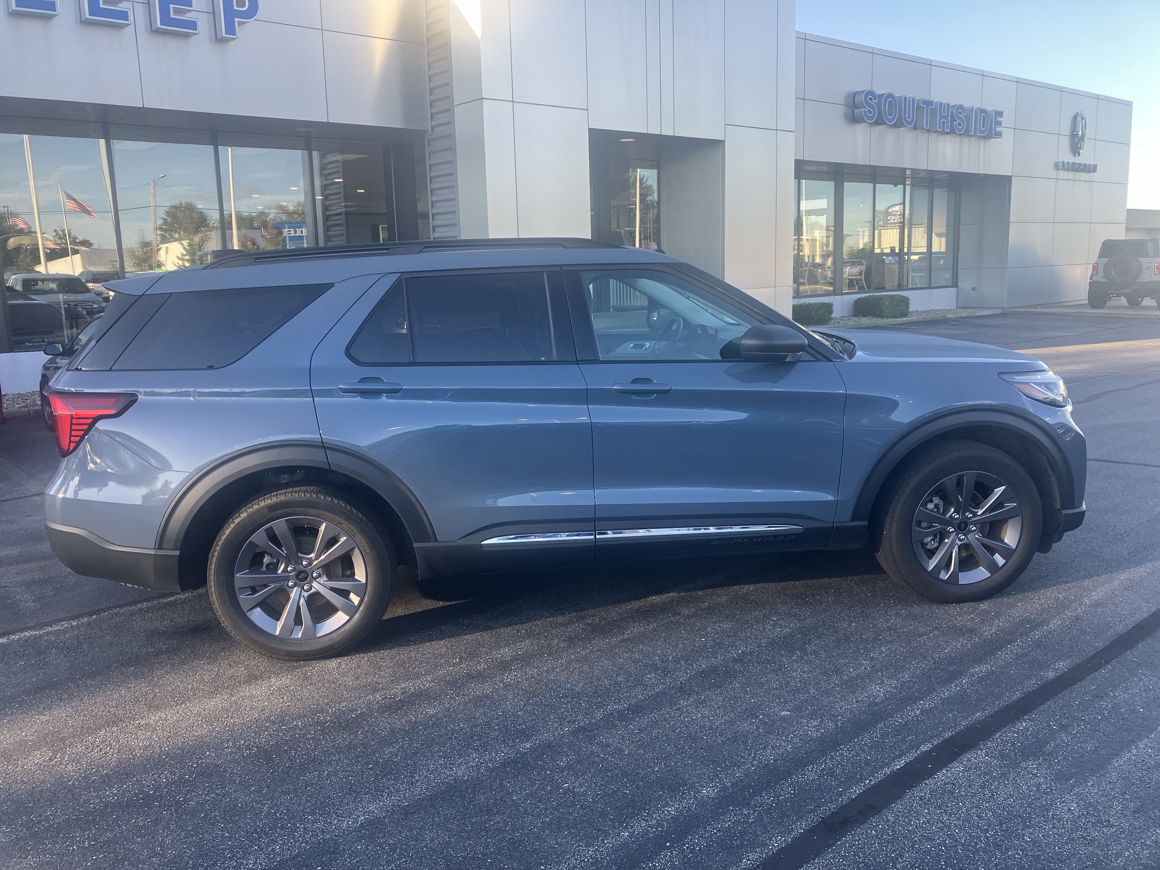 Used 2025 Ford Explorer Active w/ Active Comfort Package AWD/4WD image 8
