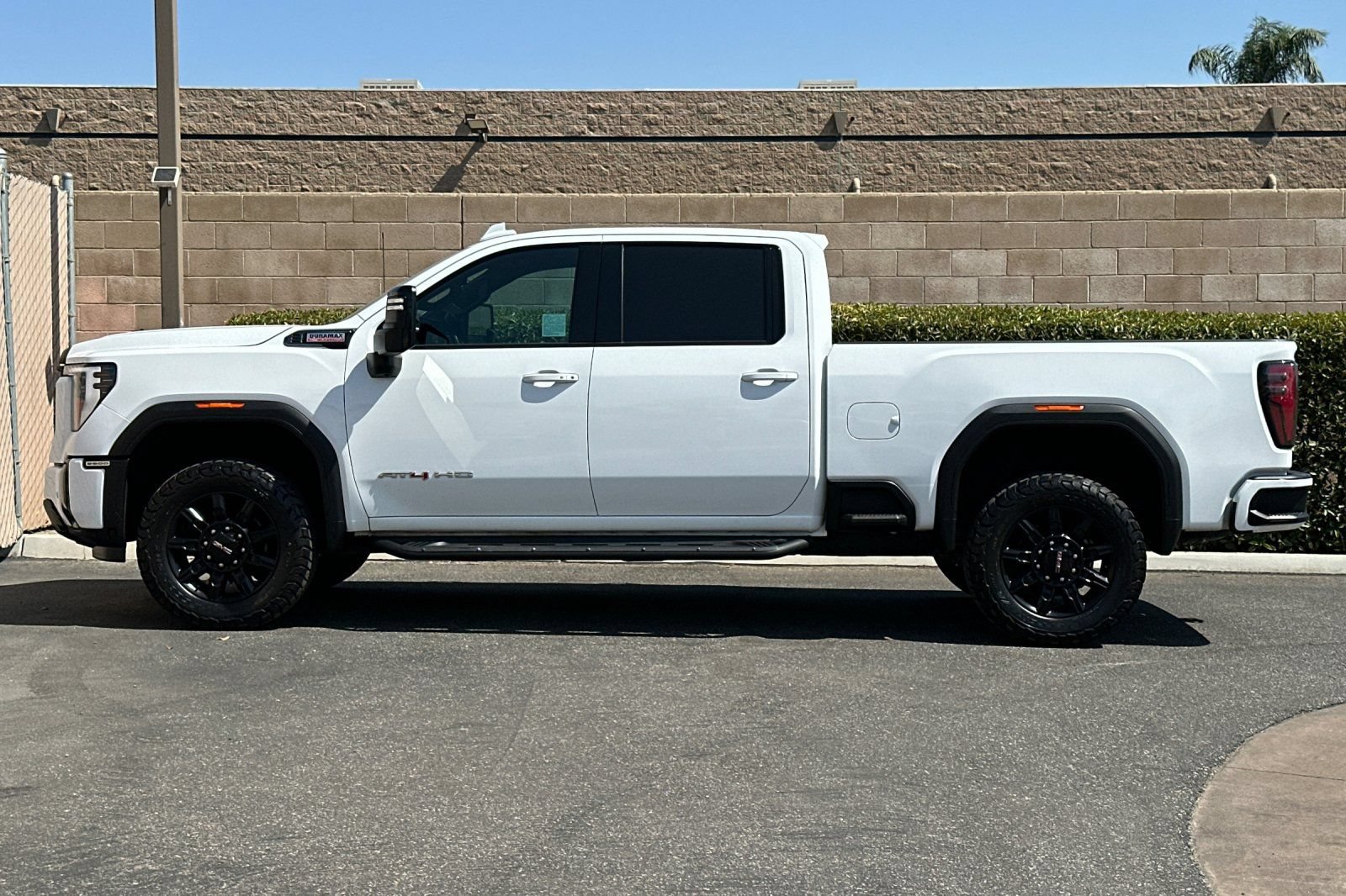 Used 2024 GMC Sierra 2500 AT4 w/ AT4 Preferred Package AWD/4WD image 7