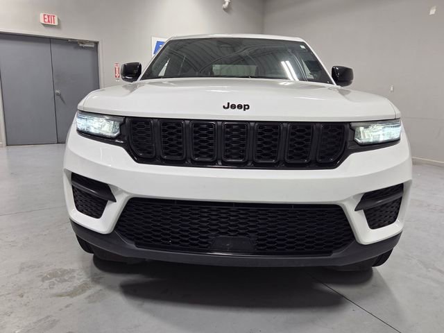 Used 2023 Jeep Grand Cherokee Altitude AWD/4WD image 2