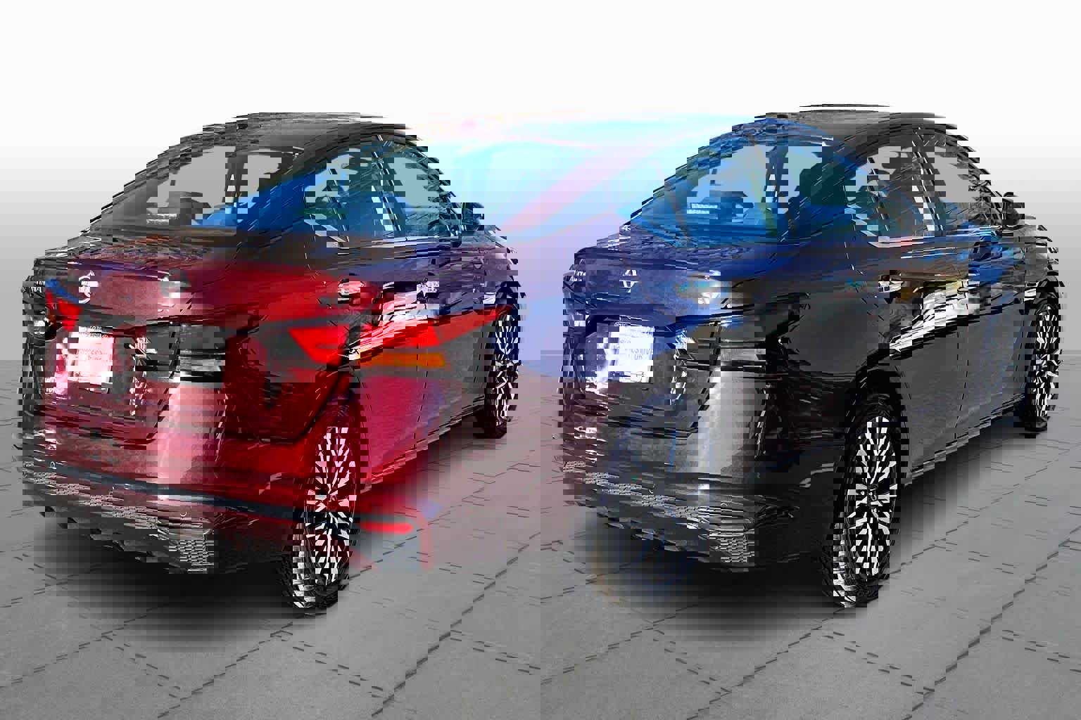 Used 2024 Nissan Altima 2.5 SV image 13