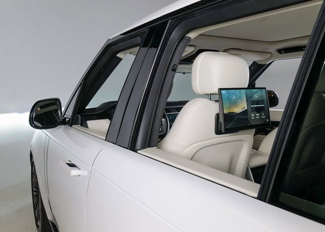 Used 2023 Land Rover Range Rover SE image 14