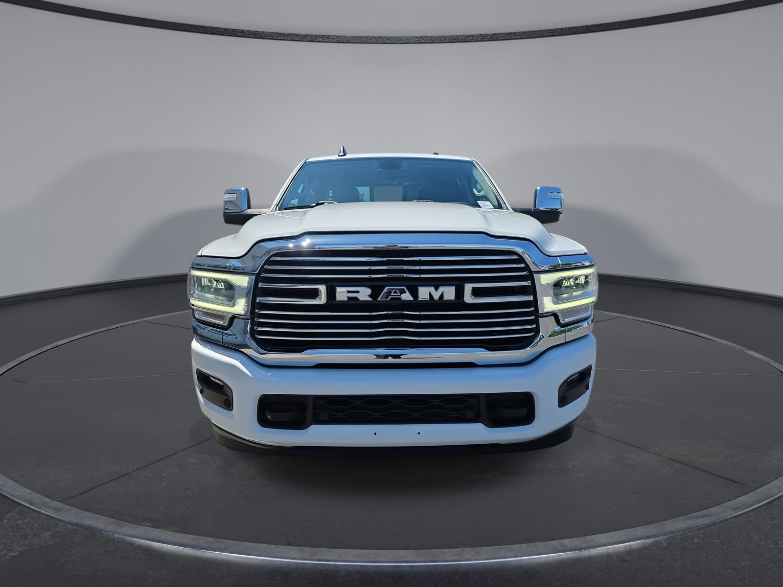 Used 2024 RAM 2500 Laramie AWD/4WD image 3