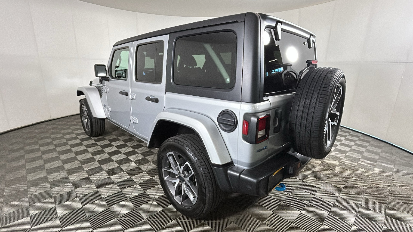 Used 2024 Jeep Wrangler Unlimited w/ Technology Group AWD/4WD image 5