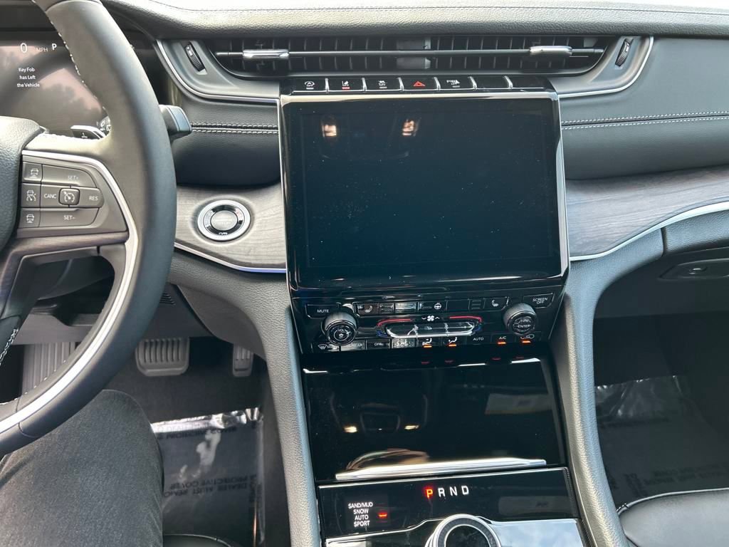 New 2025 Jeep Grand Cherokee Limited w/ Black Appearance Package image 16