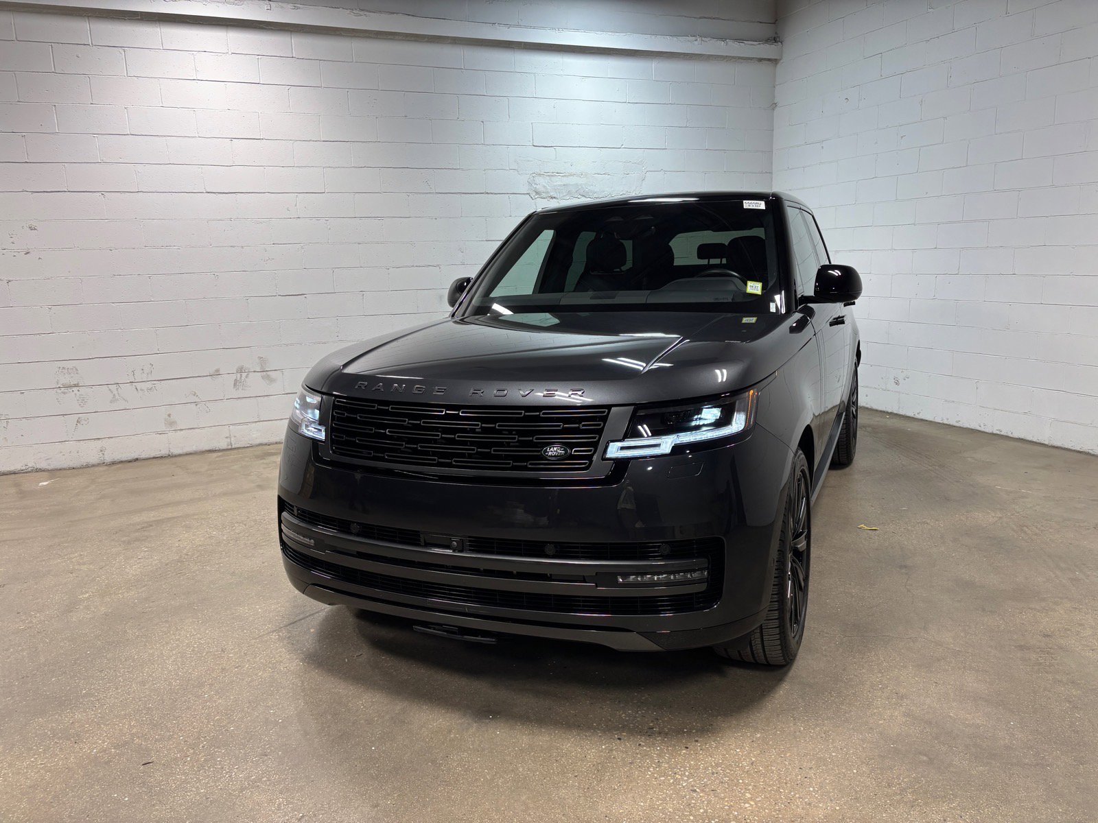 Used 2025 Land Rover Range Rover SE AWD/4WD image 2